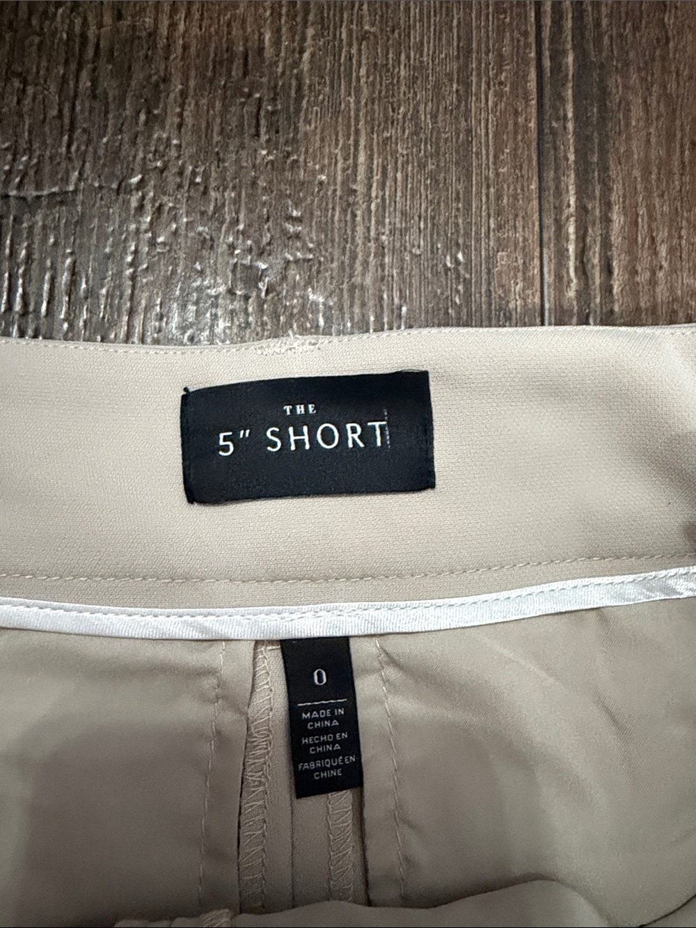 White House Black Market Beige Tie-Belt Shorts with White Trim 5in - Picture 2 of 4